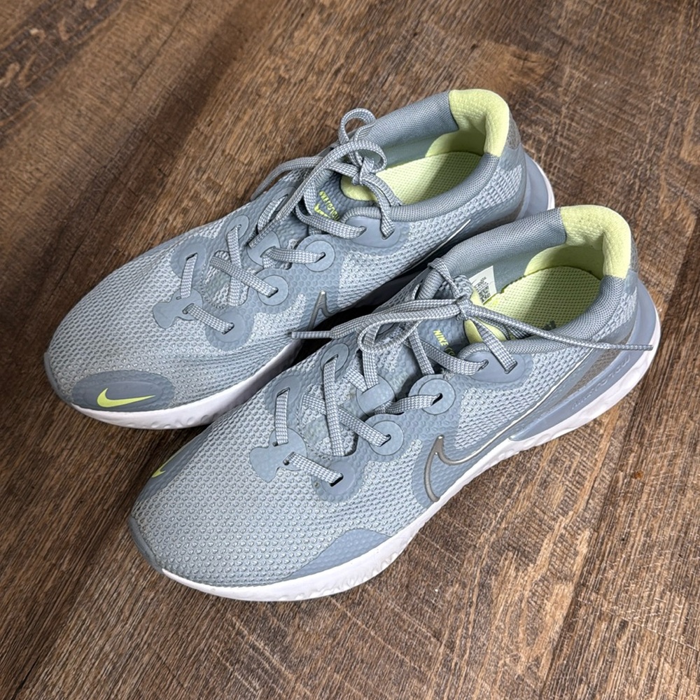 Nike Renew women's size 10. Light blue